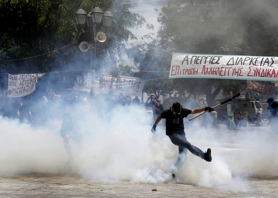 Фотография: В Греции - новые столкновения демонстрантов с полицией №22 - BigPicture.ru