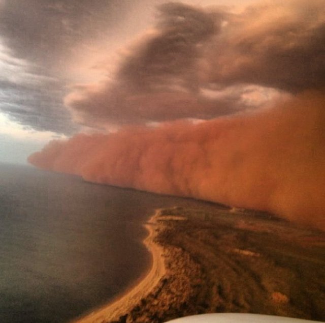 Фотография: Причудливая пыльная буря на западном побережье Австралии №7 - BigPicture.ru