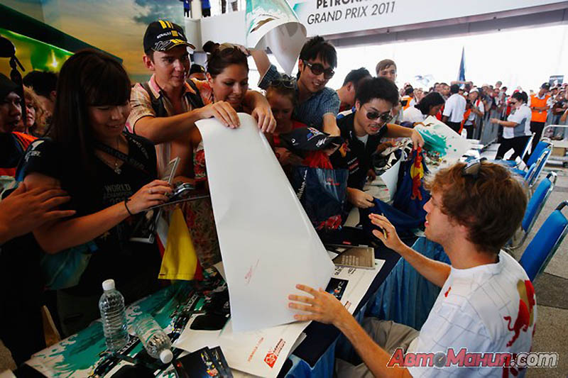 Фотография: Взгляд изнутри Формулы-1: Гран При Малайзии 2011 №14 - BigPicture.ru
