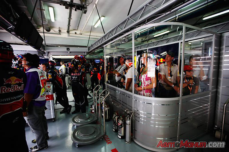 Фотография: За кадром Формулы-1: Малайзия 2011 – подготовка, квалификация №52 - BigPicture.ru