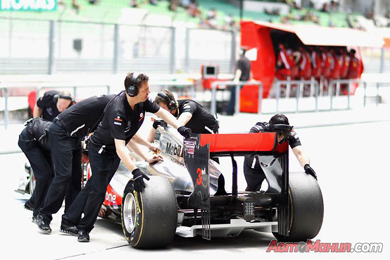 Фотография: За кадром Формулы-1: Малайзия 2011 – подготовка, квалификация №54 - BigPicture.ru