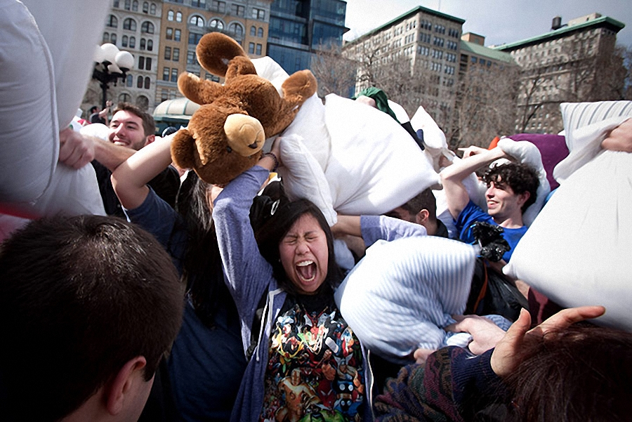 Фотография: По всему миру прошли масштабные бои подушками №9 - BigPicture.ru