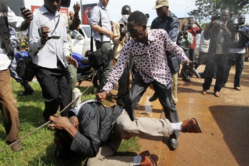 Фотография: Арест лидера оппозиции в Уганде №1 - BigPicture.ru