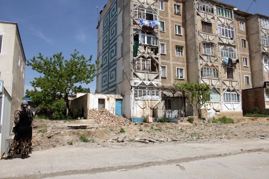 Фотография: Год спустя на месте трагедии, в Оше №22 - BigPicture.ru