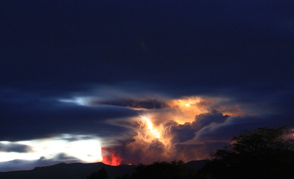 Фотография: Извержение вулкана Пуйеуэ в Чили №14 - BigPicture.ru
