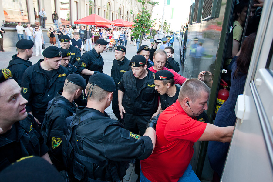 Фотография: Разгон мирной акции в Минске №31 - BigPicture.ru