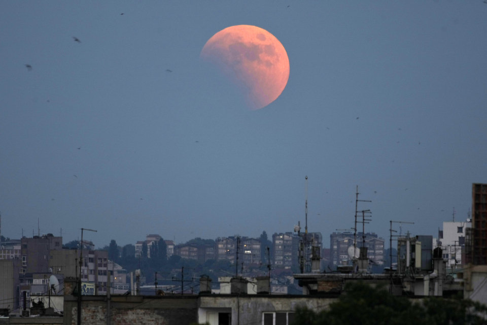 Фотография: Первое полное лунное затмение 2011 года №13 - BigPicture.ru