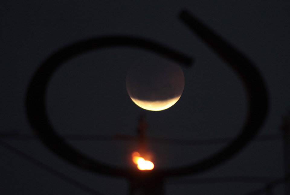 Фотография: Первое полное лунное затмение 2011 года №15 - BigPicture.ru