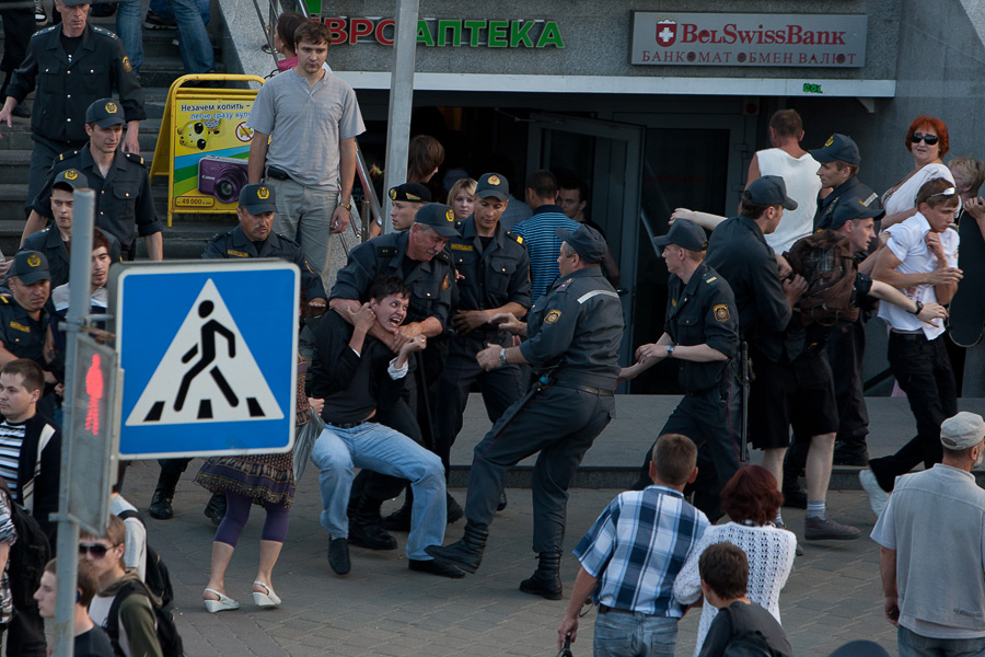 Фотография: Разгон мирной акции в Минске №54 - BigPicture.ru