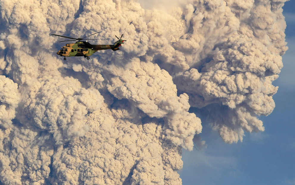 Фотография: Извержение вулкана Пуйеуэ в Чили №6 - BigPicture.ru