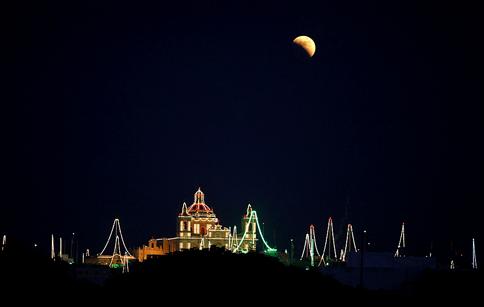 Фотография: Первое полное лунное затмение 2011 года №5 - BigPicture.ru