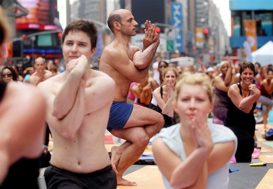 Фотография: Массовая йога на Таймс-сквер 2011 №2 - BigPicture.ru