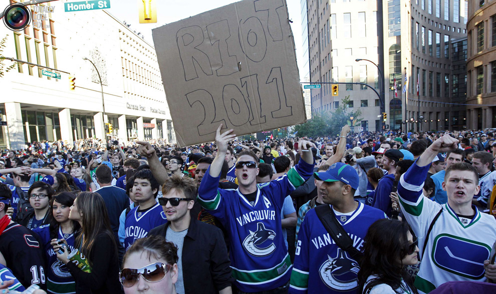 Фотография: Хоккейные фанаты устроили погром в Ванкувере №3 - BigPicture.ru