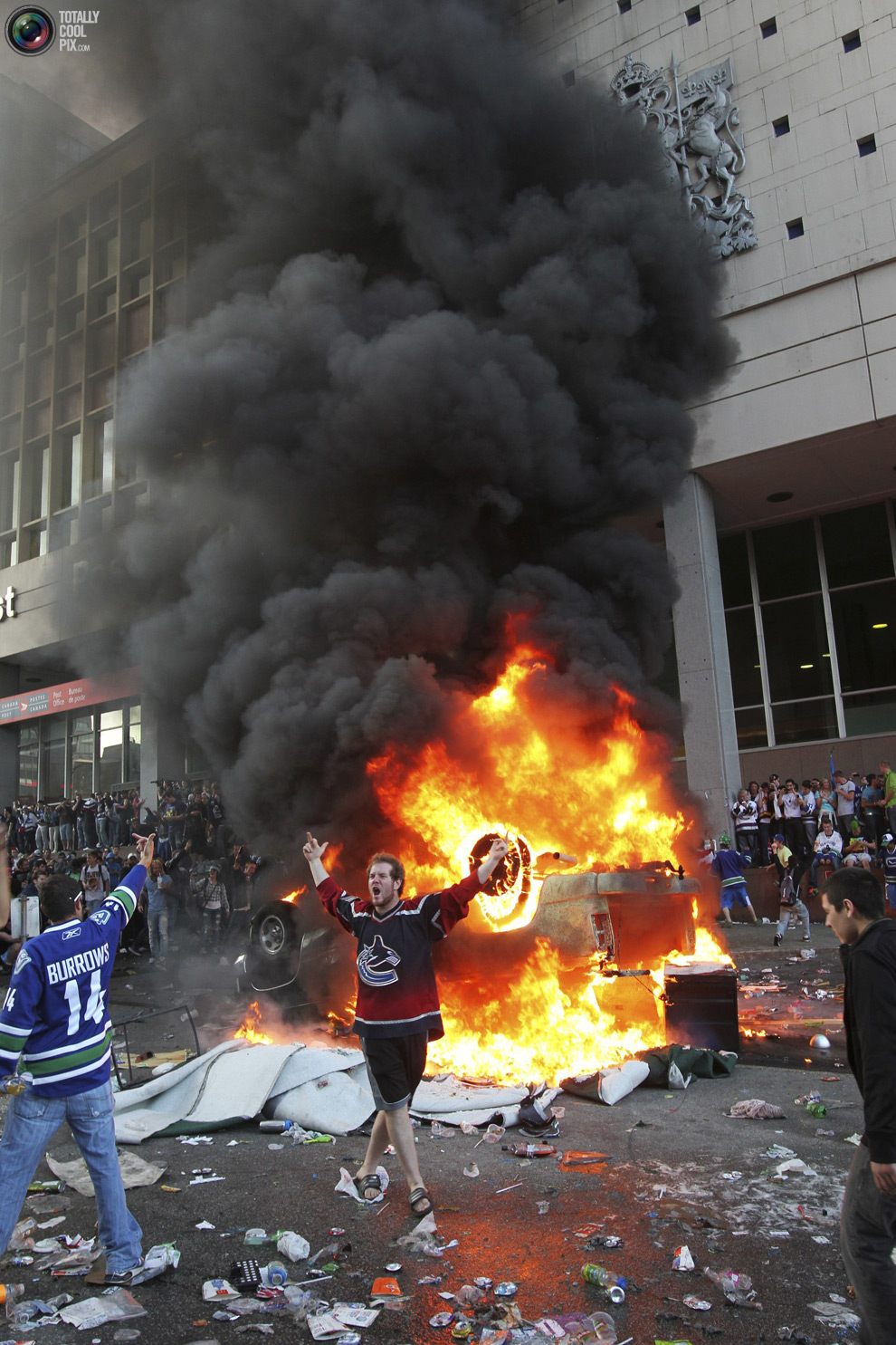 Фотография: Хоккейные фанаты устроили погром в Ванкувере №5 - BigPicture.ru