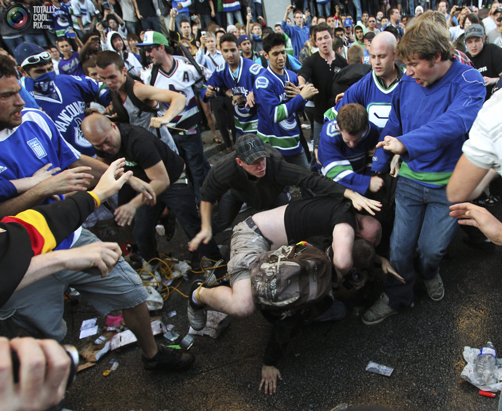 Фотография: Хоккейные фанаты устроили погром в Ванкувере №26 - BigPicture.ru