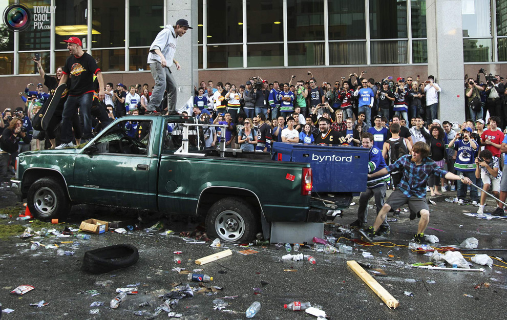 Фотография: Хоккейные фанаты устроили погром в Ванкувере №29 - BigPicture.ru