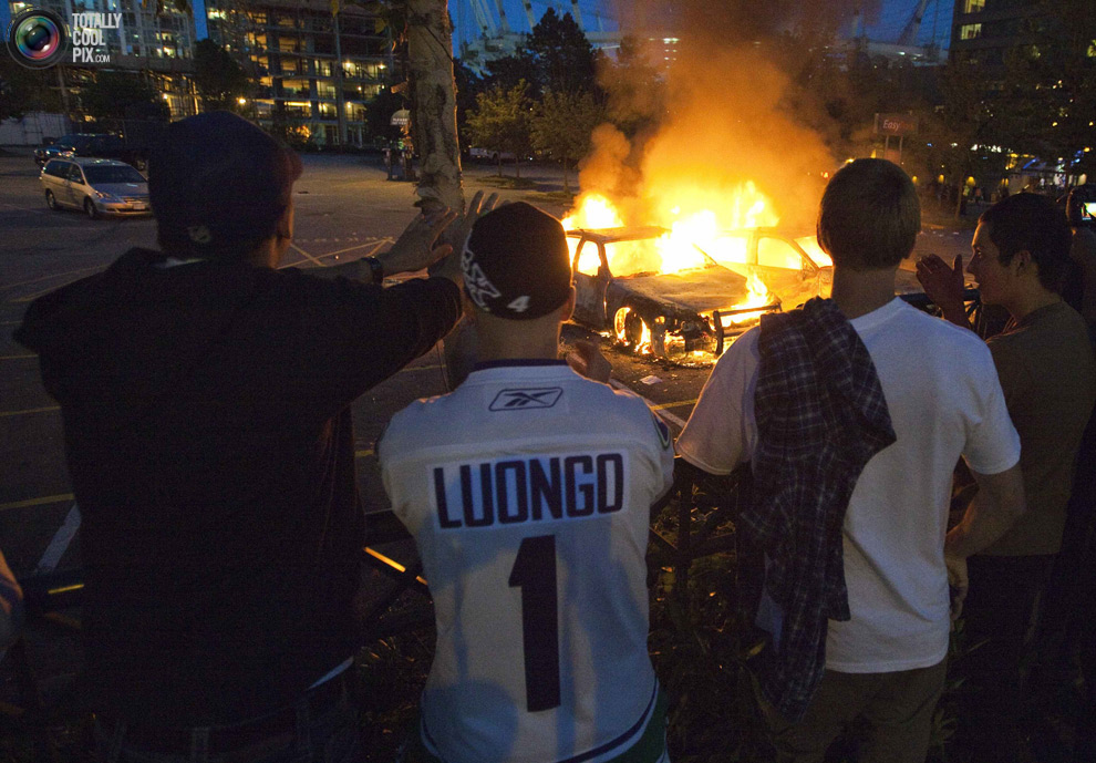 Фотография: Хоккейные фанаты устроили погром в Ванкувере №35 - BigPicture.ru