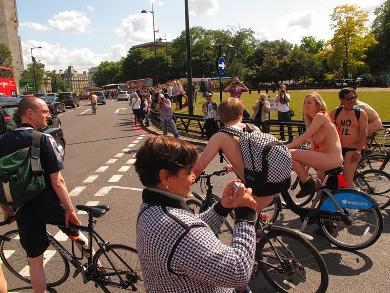 Фотография: Голый велопробег в Лондоне: Uncover The Truth. Go Naked. №106 - BigPicture.ru