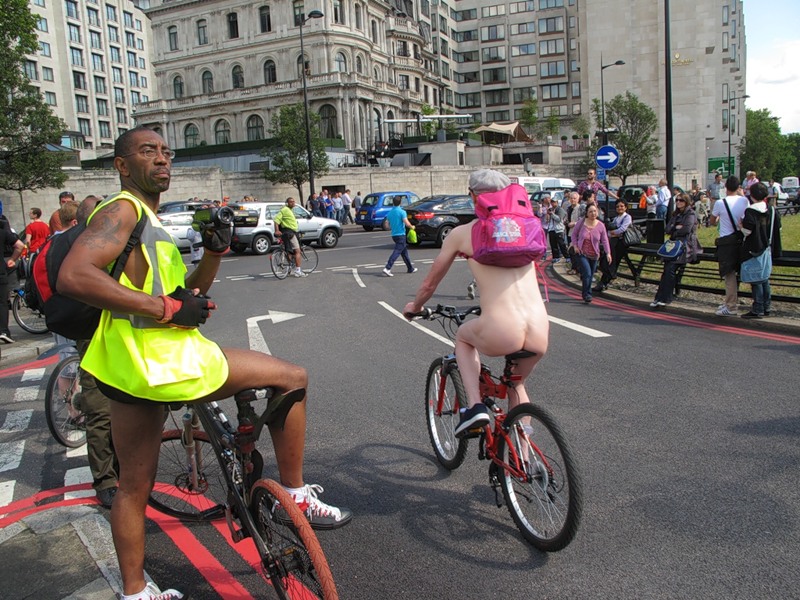 Фотография: Голый велопробег в Лондоне: Uncover The Truth. Go Naked. №112 - BigPicture.ru