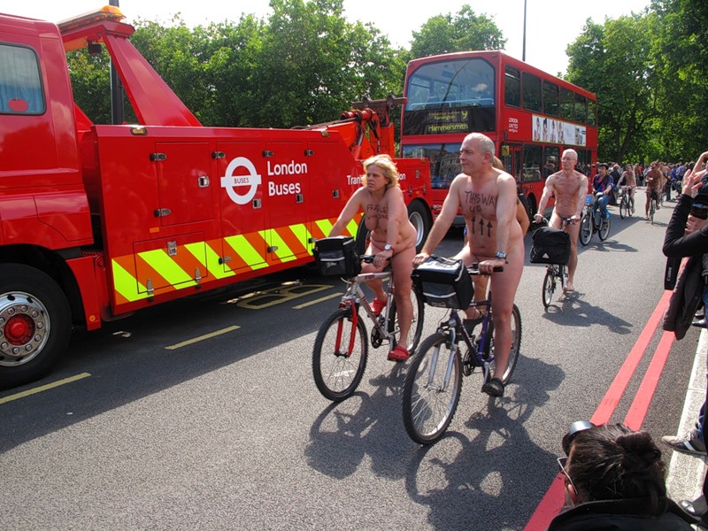 Фотография: Голый велопробег в Лондоне: Uncover The Truth. Go Naked. №113 - BigPicture.ru