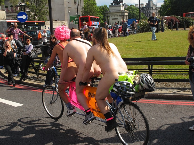 Фотография: Голый велопробег в Лондоне: Uncover The Truth. Go Naked. №115 - BigPicture.ru