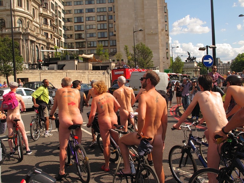 Фотография: Голый велопробег в Лондоне: Uncover The Truth. Go Naked. №116 - BigPicture.ru