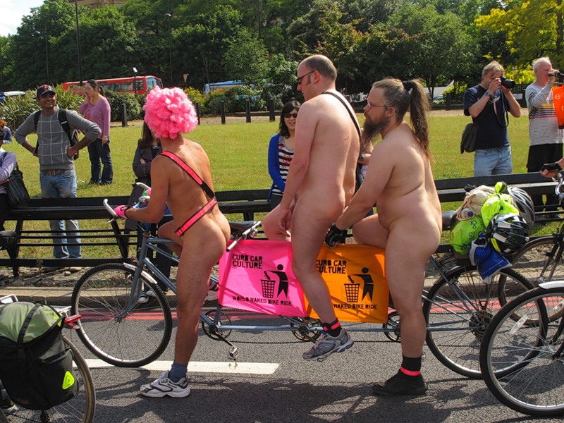 Фотография: Голый велопробег в Лондоне: Uncover The Truth. Go Naked. №119 - BigPicture.ru