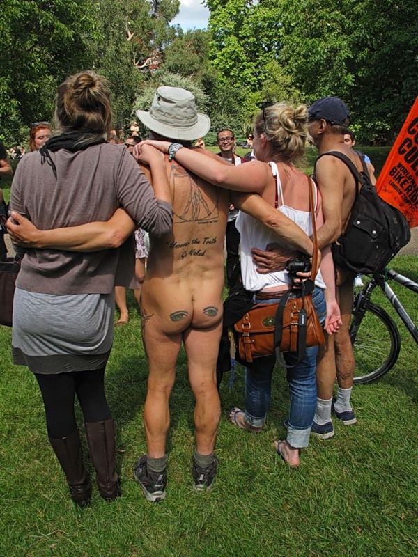 Фотография: Голый велопробег в Лондоне: Uncover The Truth. Go Naked. №24 - BigPicture.ru