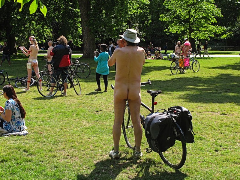 Фотография: Голый велопробег в Лондоне: Uncover The Truth. Go Naked. №37 - BigPicture.ru