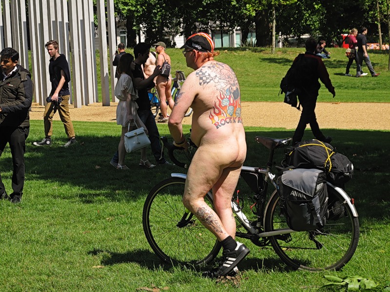 Фотография: Голый велопробег в Лондоне: Uncover The Truth. Go Naked. №38 - BigPicture.ru