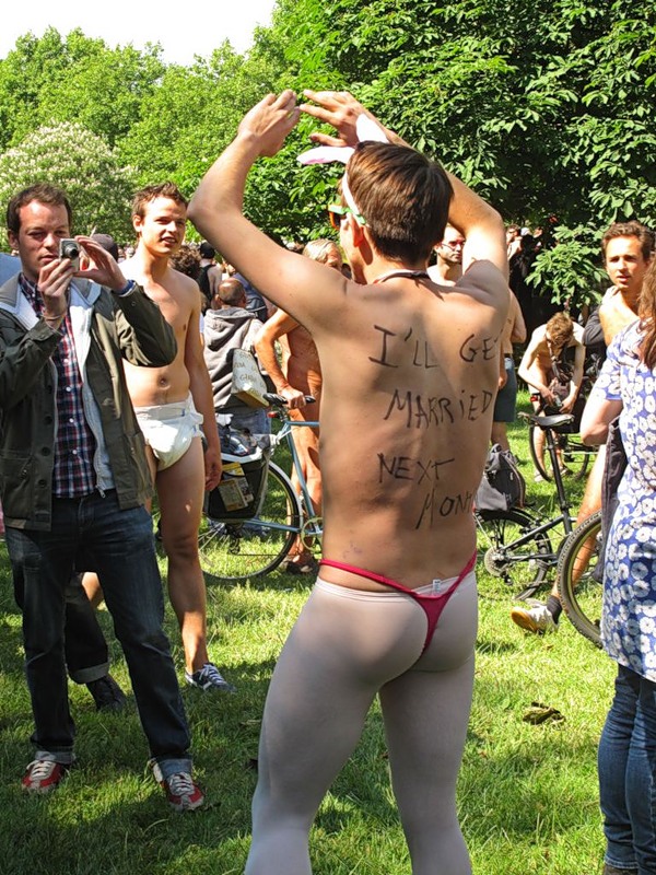 Фотография: Голый велопробег в Лондоне: Uncover The Truth. Go Naked. №39 - BigPicture.ru