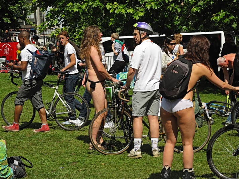 «Будь настолько гол, насколько смел!»: почему в Лондоне велосипедисты ездят голышом