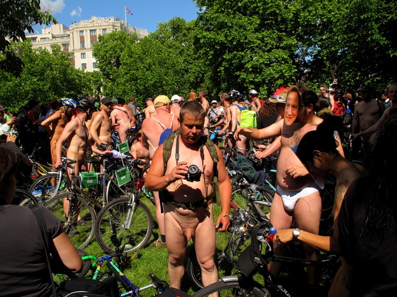 Фотография: Голый велопробег в Лондоне: Uncover The Truth. Go Naked. №45 - BigPicture.ru