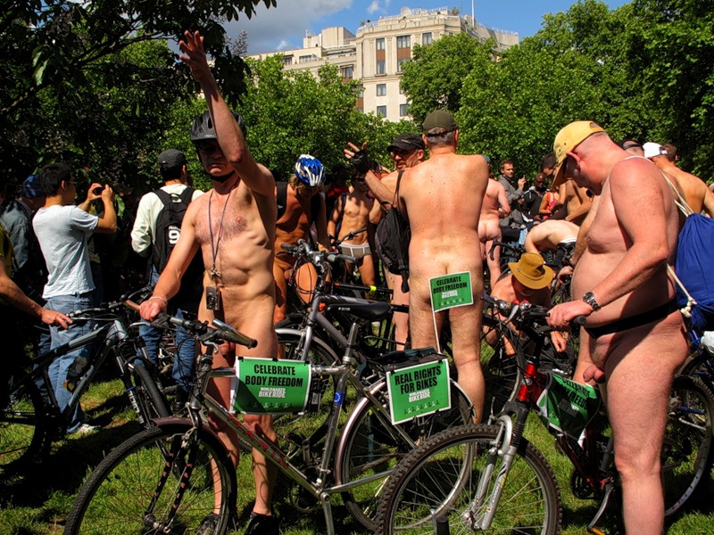 Фотография: Голый велопробег в Лондоне: Uncover The Truth. Go Naked. №46 - BigPicture.ru