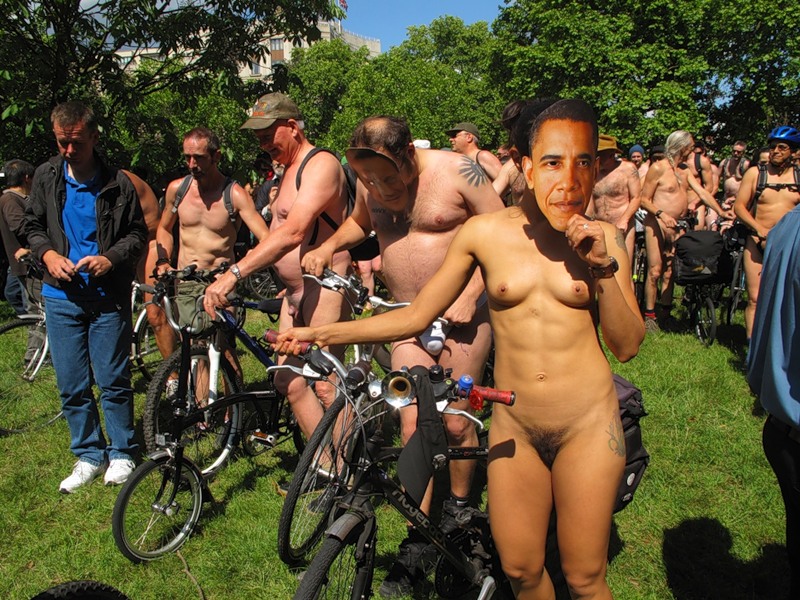Фотография: Голый велопробег в Лондоне: Uncover The Truth. Go Naked. №50 - BigPicture.ru