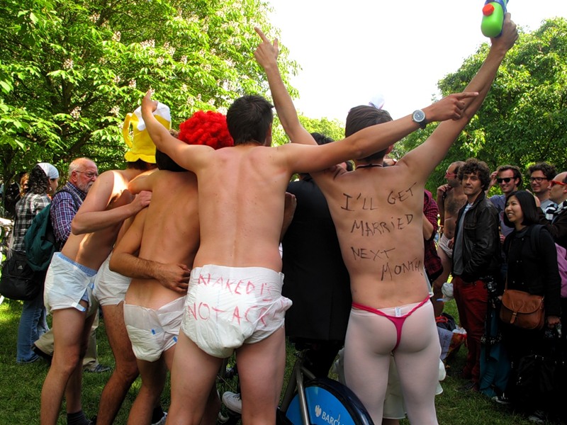 Фотография: Голый велопробег в Лондоне: Uncover The Truth. Go Naked. №52 - BigPicture.ru