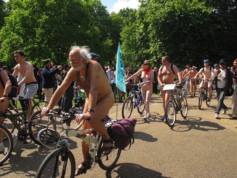 Фотография: Голый велопробег в Лондоне: Uncover The Truth. Go Naked. №54 - BigPicture.ru