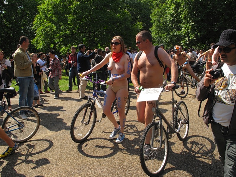 Фотография: Голый велопробег в Лондоне: Uncover The Truth. Go Naked. №55 - BigPicture.ru