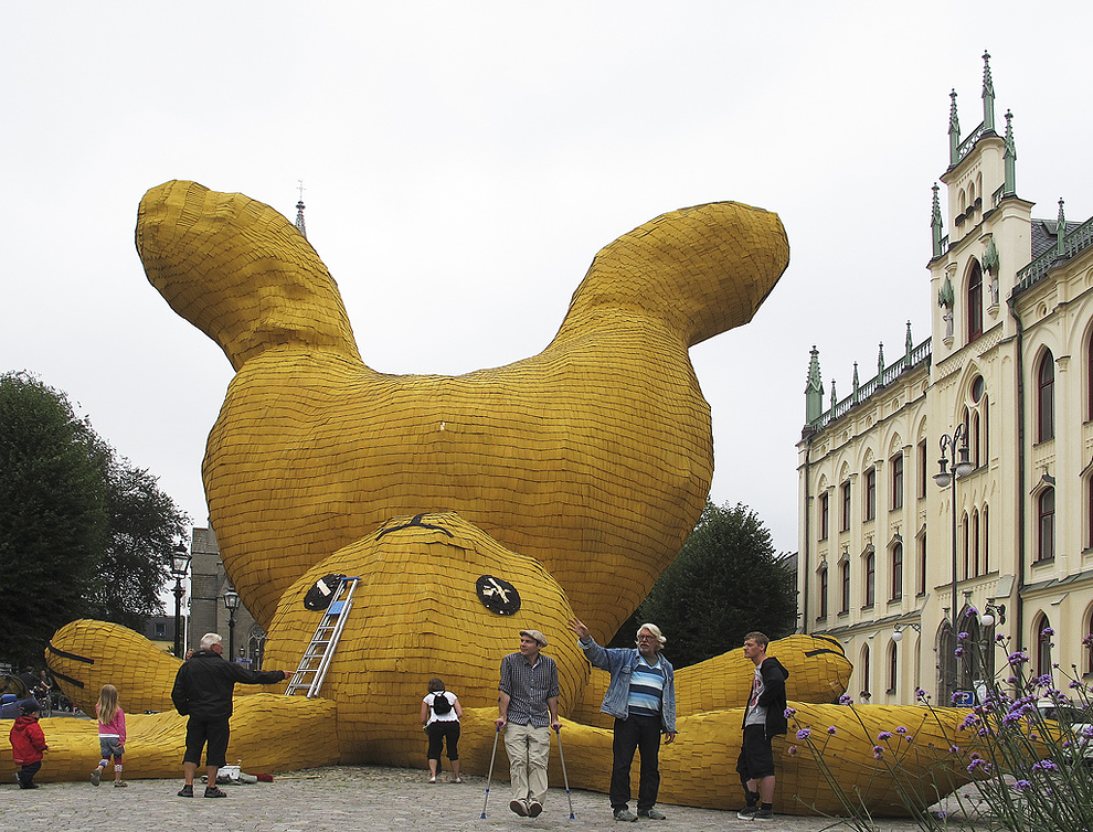 Фотография: Гигантский желтый кролик №7 - BigPicture.ru