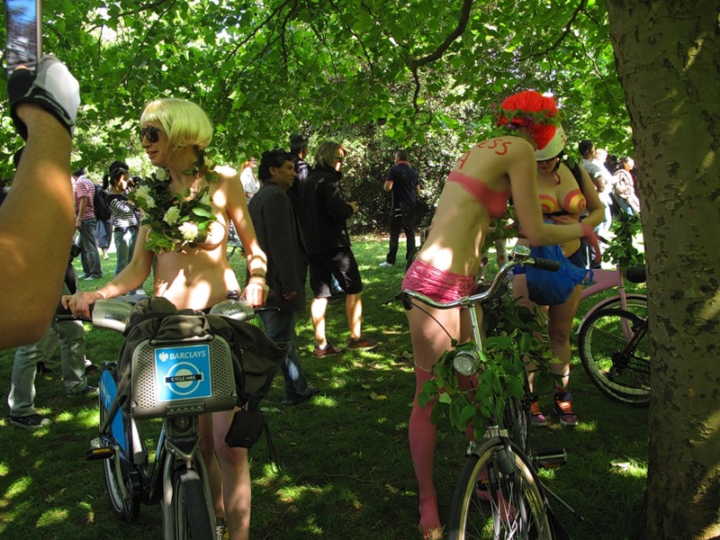 Фотография: Голый велопробег в Лондоне: Uncover The Truth. Go Naked. №62 - BigPicture.ru