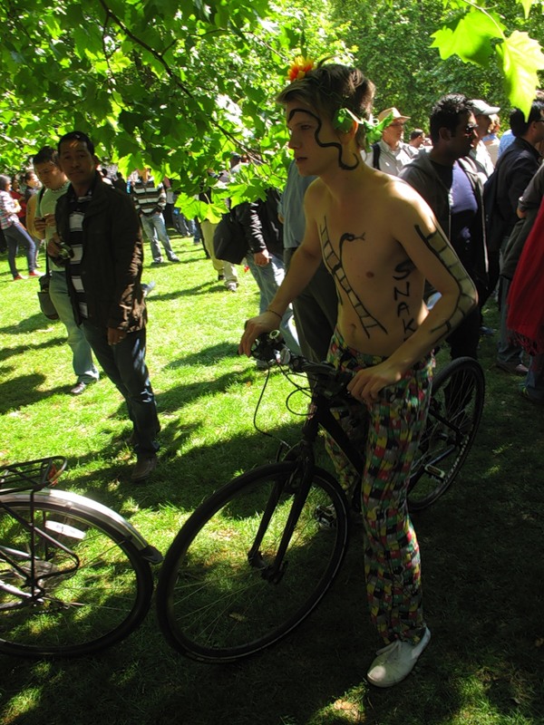 Фотография: Голый велопробег в Лондоне: Uncover The Truth. Go Naked. №64 - BigPicture.ru