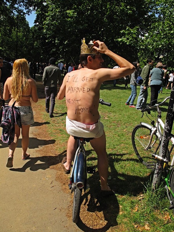 Фотография: Голый велопробег в Лондоне: Uncover The Truth. Go Naked. №7 - BigPicture.ru