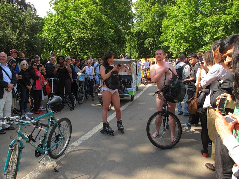 Фотография: Голый велопробег в Лондоне: Uncover The Truth. Go Naked. №72 - BigPicture.ru