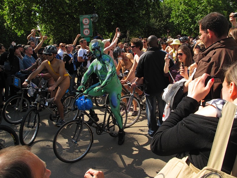Фотография: Голый велопробег в Лондоне: Uncover The Truth. Go Naked. №78 - BigPicture.ru