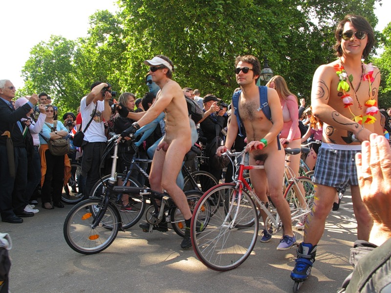 Фотография: Голый велопробег в Лондоне: Uncover The Truth. Go Naked. №85 - BigPicture.ru