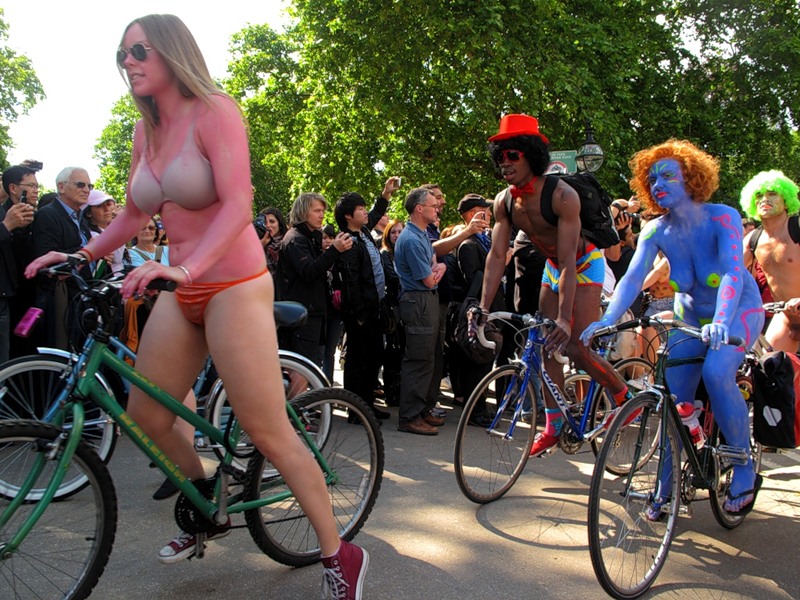 Фотография: Голый велопробег в Лондоне: Uncover The Truth. Go Naked. №86 - BigPicture.ru