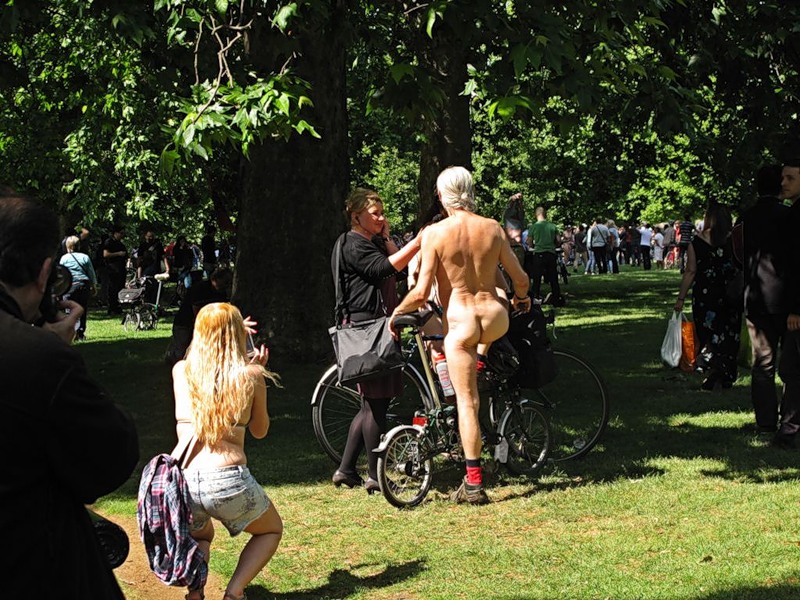 Фотография: Голый велопробег в Лондоне: Uncover The Truth. Go Naked. №9 - BigPicture.ru