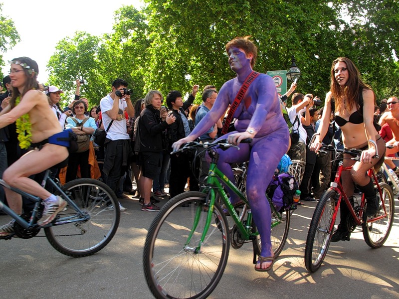 Фотография: Голый велопробег в Лондоне: Uncover The Truth. Go Naked. №91 - BigPicture.ru