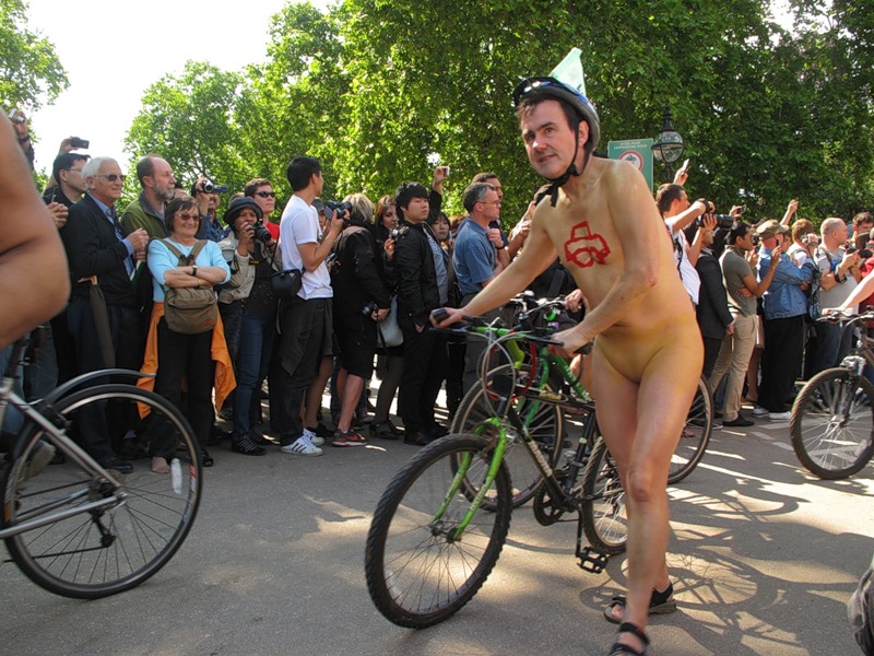Фотография: Голый велопробег в Лондоне: Uncover The Truth. Go Naked. №94 - BigPicture.ru