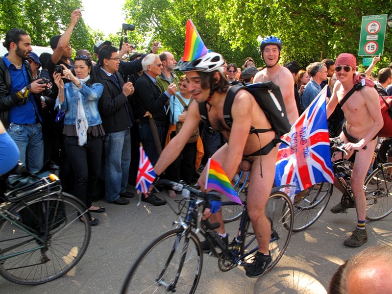 Фотография: Голый велопробег в Лондоне: Uncover The Truth. Go Naked. №99 - BigPicture.ru